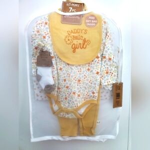 Kit+Pearl baby gift set. Includes matching gift bad. 3-6 mo